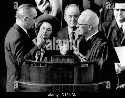 Präsident Lyndon Johnson nimmt den Amtseid bei seinem Amtsantritt 1964. L-r: Präsident und Lady Bird Johnson; Vice Stockfoto