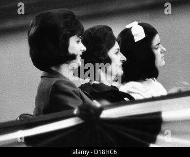 Die "LBJ-Damen" bei der 1964 National Democratic Convention in Atlanta. L-r: Lynda Bird Johnson; Lady Bird Johnson; und Lucy Stockfoto