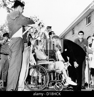 Präsident Lyndon Johnson grüßt verwundete Veteranen im Walter Reed Hospital. L-r: SSgt. Robert C. Meier; SP/4 James G. Hartwick; Stockfoto