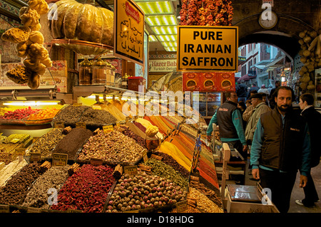 Bunte Kräuter und Gewürze auf dem Display für Verkauf auf dem großen Basar in Istanbul, Türkei Stockfoto