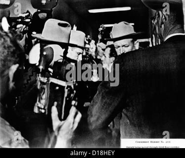 Warren-Kommission-Ausstellung. TV Screenshot des vermuteten JFK Assassin verschobene durch dritte Stock Korridor von der Stockfoto