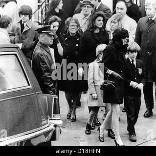 Bei der Beerdigung von Joseph Kennedy-Familie. Im Zentrum befindet sich Jacqueline Kennedy Onassis und Sohn, John, Jr., der mit Stockfoto