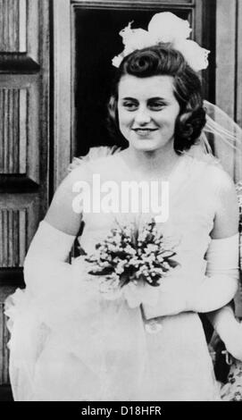 Kathleen Kennedy, in formelle Gewand und tragenden Bouquet für ihre Präsentation im Buckingham Palace. 11. Mai 1938. (CSU ALPHA 1015) Stockfoto