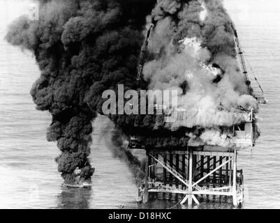 Öl-Plattform-Feuer in Grand Isle, Louisiana. Zwei Arbeiter starben durch Ertrinken, wenn sie die 70-Fuß-hohe Plattform gesprungen Stockfoto