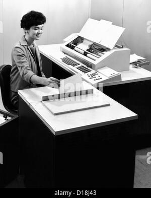 Eine neue IBM-Computer, die 6400 magnetische Ledger Buchungsmaschine. Es nutzt Ledger Karten mit Magnetstreifen, die speichert Stockfoto