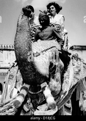 Jacqueline Kennedy und ihre Schwester, Prinzessin Lee Radziwill (auf der linken Seite) fahren Sie auf einem Elefanten. Die First Lady war am Stockfoto