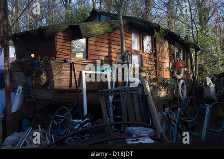 Konvertiert von einem alten Boot ist ein baufälliges Künstleratelier Eel Pie Insel auf der Themse, London. Eel Pie Island ist eine Insel in der Themse in Twickenham in Borough of Richmond upon Thames, London. Es liegt auf der Tideway und kann nur mit Steg oder Boot erreicht werden. Die Insel wurde in den 1960er Jahren als einem wichtigen Veranstaltungsort für Jazz und Blues bekannt. 1969 wurde von einer kleinen Gruppe von lokalen Anarchisten einschließlich Illustrator Clifford Harper Eel Pie Insel Hotel besetzt. Bis 1970 war es Großbritanniens größte Hippie-Kommune geworden. Stockfoto