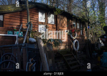 Konvertiert von einem alten Boot ist ein baufälliges Künstleratelier Eel Pie Insel auf der Themse, London. Eel Pie Island ist eine Insel in der Themse in Twickenham in Borough of Richmond upon Thames, London. Es liegt auf der Tideway und kann nur mit Steg oder Boot erreicht werden. Die Insel wurde in den 1960er Jahren als einem wichtigen Veranstaltungsort für Jazz und Blues bekannt. 1969 wurde von einer kleinen Gruppe von lokalen Anarchisten einschließlich Illustrator Clifford Harper Eel Pie Insel Hotel besetzt. Bis 1970 war es Großbritanniens größte Hippie-Kommune geworden. Stockfoto