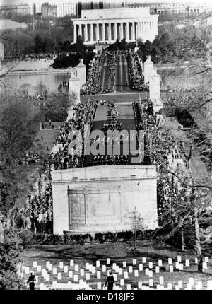 Präsident John Kennedy Trauerzug der Denkmal-Brücke, Arlington Staatsangehörig-Kirchhof. 25. November 1963. Stockfoto