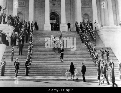 Jacqueline Kennedy begleitet ihre Kinder, Caroline und John Jr. bis die Schritte des Kapitols. Sie folgen den Sarg des Stockfoto