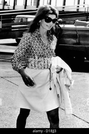 Jacqueline Kennedy Onassis Spaziergänge durch Rom Leonardo da Vinci Airport. Sie wurde von New York nach Athen reisen. Aug. 18, Stockfoto