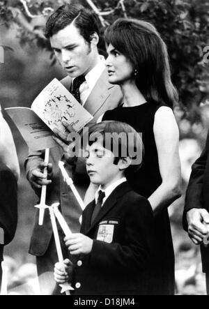 Jacqueline Kennedy Onassis und ihr Sohn John Kennedy Jr. besuchen ein Gedenkgottesdienst für die verstorbenen Robert Kennedy auf der ersten Stockfoto