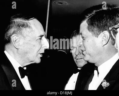 Präsident Kennedy spricht mit General Douglas MacArthur (links). Sie waren beim National Football Hall Of Fame-Dinner bei der Stockfoto