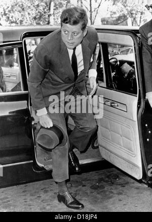 Präsident John Kennedy Schritte aus seiner Limousine während kubanische Flugkrise. Er besuchte Messe in St. Stephens Kirche. Stockfoto