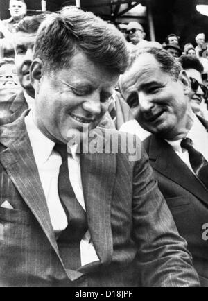 Präsident elect John Kennedy und Senator George Smathers. Die langjährigen Freunde waren in der Orange Bowl, die Missouri spielen beobachten Stockfoto