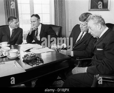 Kernwaffenteststopp-Vertrag von 1963. Präsident John Kennedy trifft sich mit Führern der Senat die parteiübergreifende Unterstützung für nuklearen Teststopp Stockfoto