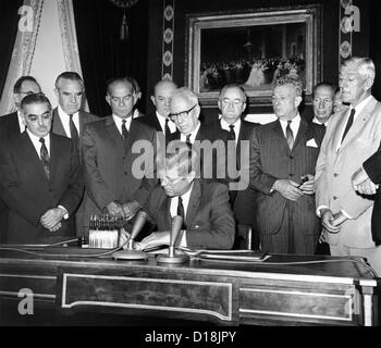 Kernwaffenteststopp-Vertrag von 1963. Präsident John Kennedy unterzeichnet das Dokument heute den nuklearen Teststopp-Vertrag zu ratifizieren. L-r: Senator John Stockfoto