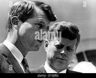 Präsident John Kennedy und Justizminister Robert Kennedy während der Zeremonien zu Ehren den Mut des jungen Afro-Amerikaner. A Stockfoto