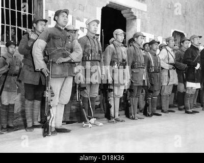 Typische Soldaten der kommunistischen neue vierte Armee. Die meisten sind auf dem neuesten Stand ausgestattet, außer schlecht beschlagen Soldaten in der front Stockfoto