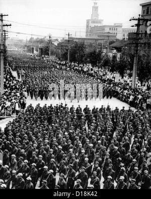 Eine halbe Million besuchte eine Großkundgebung in Pyramidenbau Provinz, kommunistischen China. Soldaten der chinesischen Volksbefreiungsarmee Stockfoto