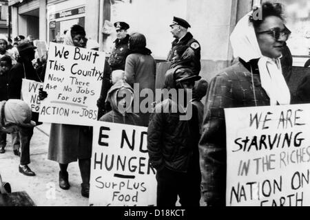 Mütter, die Kürzungen der öffentlichen Hilfen für Familien in Chicago zu protestieren. Ein Zeichen liest, "wir hungern in der reichsten Nation auf Stockfoto