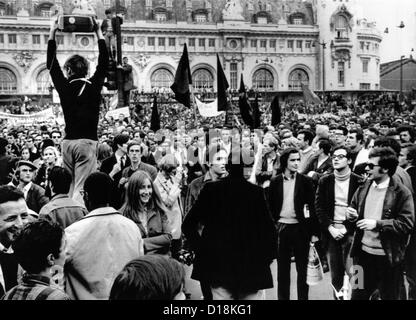 Demonstranten hören Sie die broadcast-Adresse des Präsidenten Charles de Gaulle in Paris Generalstreik am 24. Mai 1968. De Stockfoto