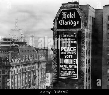 U.S. kommunistischen Wahlkampf Schild an der Wand des Claridge Hotel am Times Square. Nach Protesten begann das Hotel Malerei Stockfoto