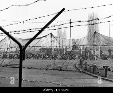 Ost-Deutschland stärkt die Betonwand Berlin. Mehr Stacheldraht gespannt war oben auf der Mauer. Stahl-Träger im Boden und Stockfoto