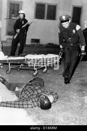 März 1966 Watt Aufruhr. Ein Scharfschütze töteten zwei in Watt Teil von Los Angeles. Krankenwagen Begleiter abholen den Körper des afrikanischen Stockfoto