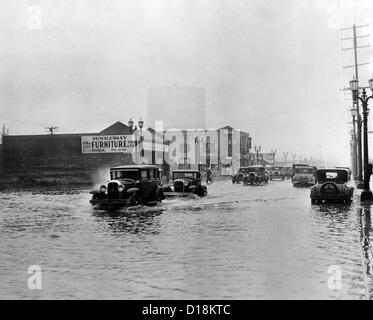 Überflutete Straßen in Los Angeles. Autofahrer spritzte durch Fuß tiefen Wasser in der Stadt. 30. Dezember 1931. (CSU ALPHA 1735) CSU Stockfoto