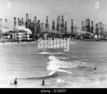 Venice Beach-Blick auf Öl Bohrtürme. Zwei Monate, bevor es Sand spucken und Salz-Sumpf war, aber jetzt ein Labyrinth der Bohrtürme ist. Sept. Stockfoto