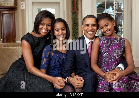 Präsident Barack Obama, First Lady Michelle Obama, und ihre Töchter, Malia, links, und Sasha, sitzen rechts, für eine Familie Stockfoto