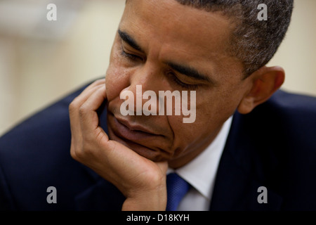 Präsident Barack Obama liest ein Dokument nach einem Treffen mit senior Berater im Oval Office, 27. September 2010. Stockfoto