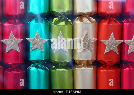 Nahaufnahme Detail Box Christmas Cracker, Farbbereich mit Stern Dekoration. Studio, UK Stockfoto