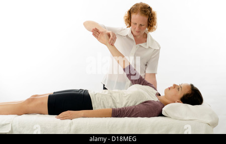 Kinesiologin oder Physiotherapeuten behandeln Serratus anterior Stockfoto