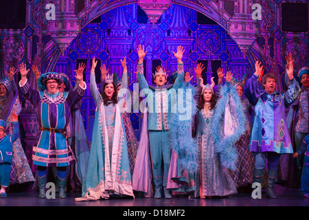 Priscilla Presley stars wie die "böse Königin" in die Schneewittchen und die sieben Zwerge Panto New Wimbledon Theatre, London Stockfoto