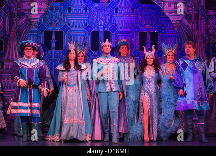 Priscilla Presley stars wie die "böse Königin" in die Schneewittchen und die sieben Zwerge Panto New Wimbledon Theatre, London Stockfoto