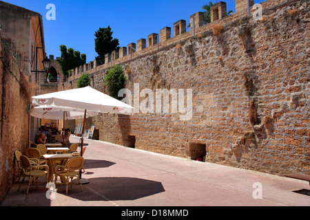 Blick auf die Stadt Wände in die Altstadt Alcudia, Playa de Alcudia, Insel Mallorca, Balearen, Spanien, Europa Stockfoto