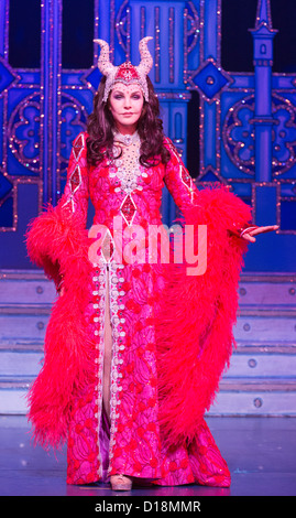 Priscilla Presley stars wie die "böse Königin" in die Schneewittchen und die sieben Zwerge Panto New Wimbledon Theatre, London Stockfoto