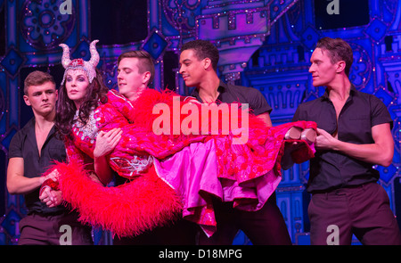 Priscilla Presley stars wie die "böse Königin" in die Schneewittchen und die sieben Zwerge Panto New Wimbledon Theatre, London Stockfoto