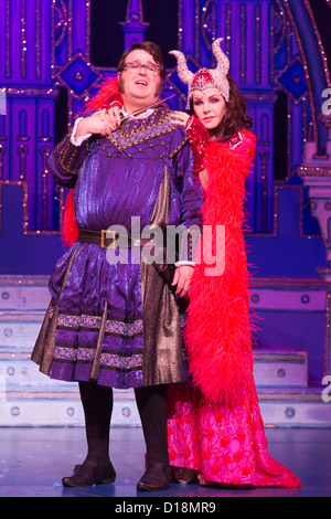 Priscilla Presley stars wie die "böse Königin" in die Schneewittchen und die sieben Zwerge Panto New Wimbledon Theatre, London Stockfoto