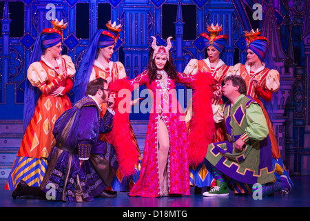 Priscilla Presley stars wie die "böse Königin" in die Schneewittchen und die sieben Zwerge Panto New Wimbledon Theatre, London Stockfoto