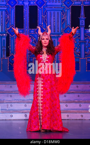 Priscilla Presley stars wie die "böse Königin" in die Schneewittchen und die sieben Zwerge Panto New Wimbledon Theatre, London Stockfoto