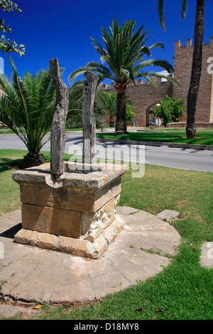 Blick auf die Stadt Wände in die Altstadt Alcudia, Playa de Alcudia, Insel Mallorca, Balearen, Spanien, Europa Stockfoto