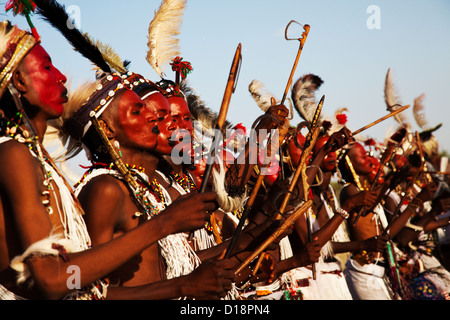 Young Wodaabe Nomaden tanzt auf dem jährlichen Gerewol Festival markiert das Ende der Regenzeit, Norden des Niger, Afrika Stockfoto