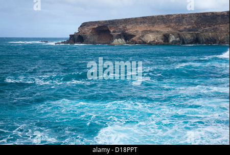 Wellen bei Ajuy, erodiert Westküste von Fuerteventura Stockfoto