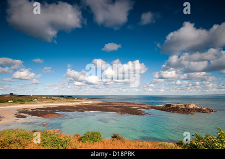 Ein Blick über Longis Bay und Fort Raz auf Alderney, Kanalinseln Stockfoto