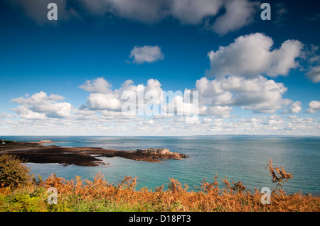 Ein Blick über Longis Bay und Fort Raz auf Alderney, Kanalinseln Stockfoto