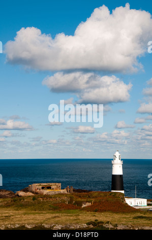 Fort Houmt Herbe und der Quesnard Leuchtturm auf Alderney, Kanalinseln Stockfoto