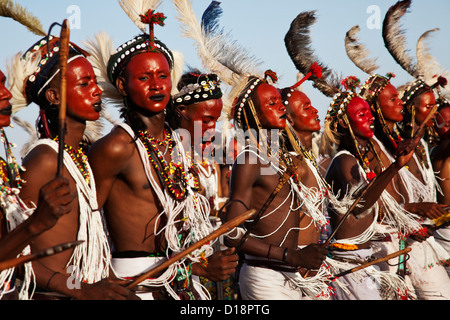 Young Wodaabe Nomaden tanzt auf dem jährlichen Gerewol Festival markiert das Ende der Regenzeit, Norden des Niger, Afrika Stockfoto